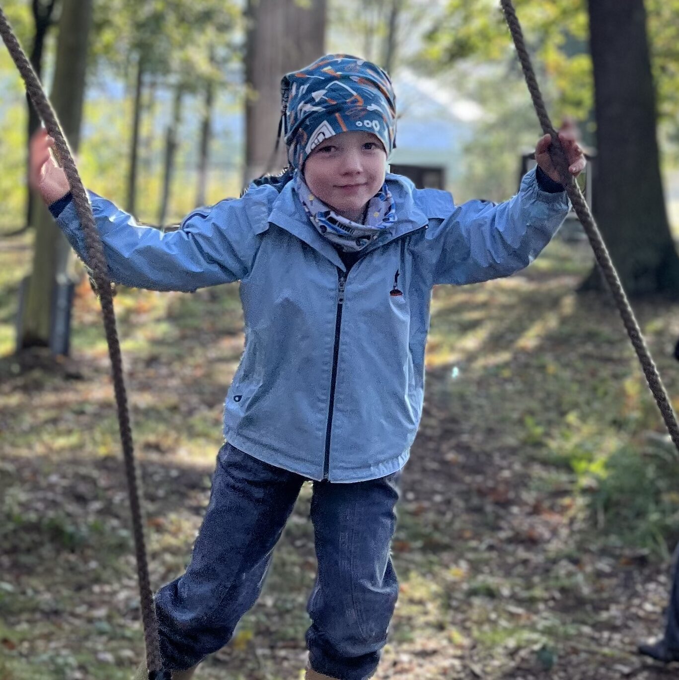 Kinder auf dem Niedrigseilgarten