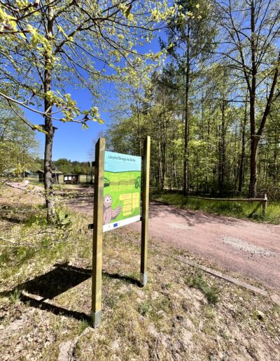 Auf dem Lehrpfad "Ökologie des Dorfes" kann man lernen, wie Tiere und Pflanzen in modernen Dörfern Lebensräume finden können.