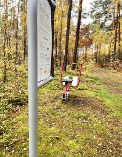 Die Sportgeräte des Trimm-dich-Pfades, aufgestellt durch den Heimatverein Friedensau, sind robust und ganzjährig benutzbar.