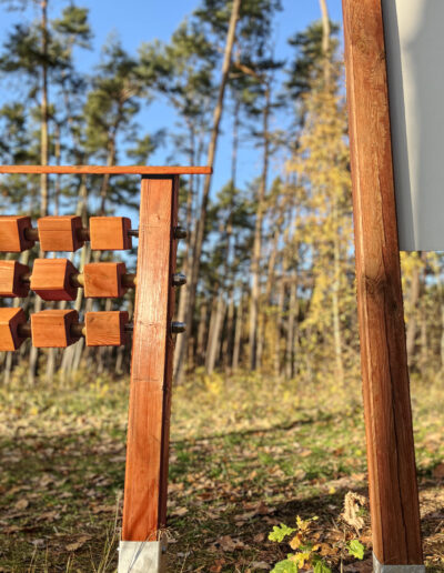 Rückansicht des Memospiels am Sinnespfad