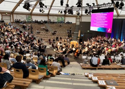 Chor, Orchester und Publikum in der Arena Friedensau Foto: Stephan Hartmann /Zeltplatz Friedensau gGmbH